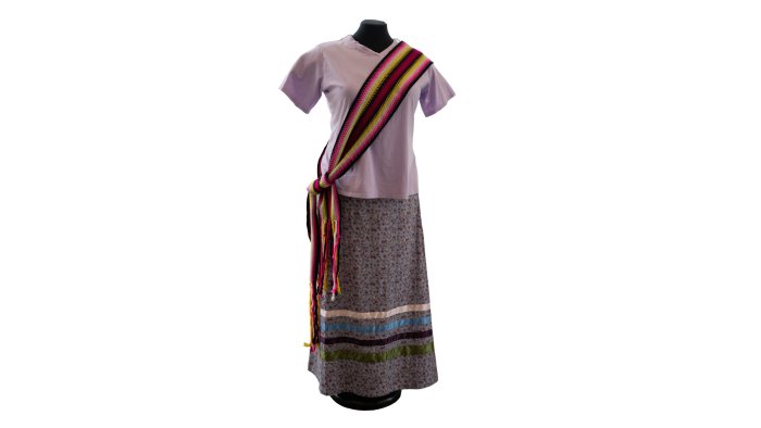 Li zheup avik lii roobaan pi la sayncheur poor li moond kaa nootinikaychik |Warrior Sash and Ribbon Skirt courtesy of the CV MIKI'SIW Métis Association. Image: Gabriella Wong Hérnandez