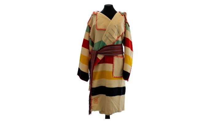 aen kapoo, li saeñcheur fleeshii | Elder Bryce Personal Capote, Métis Sash Image: Gabriella Wong Hérnandez